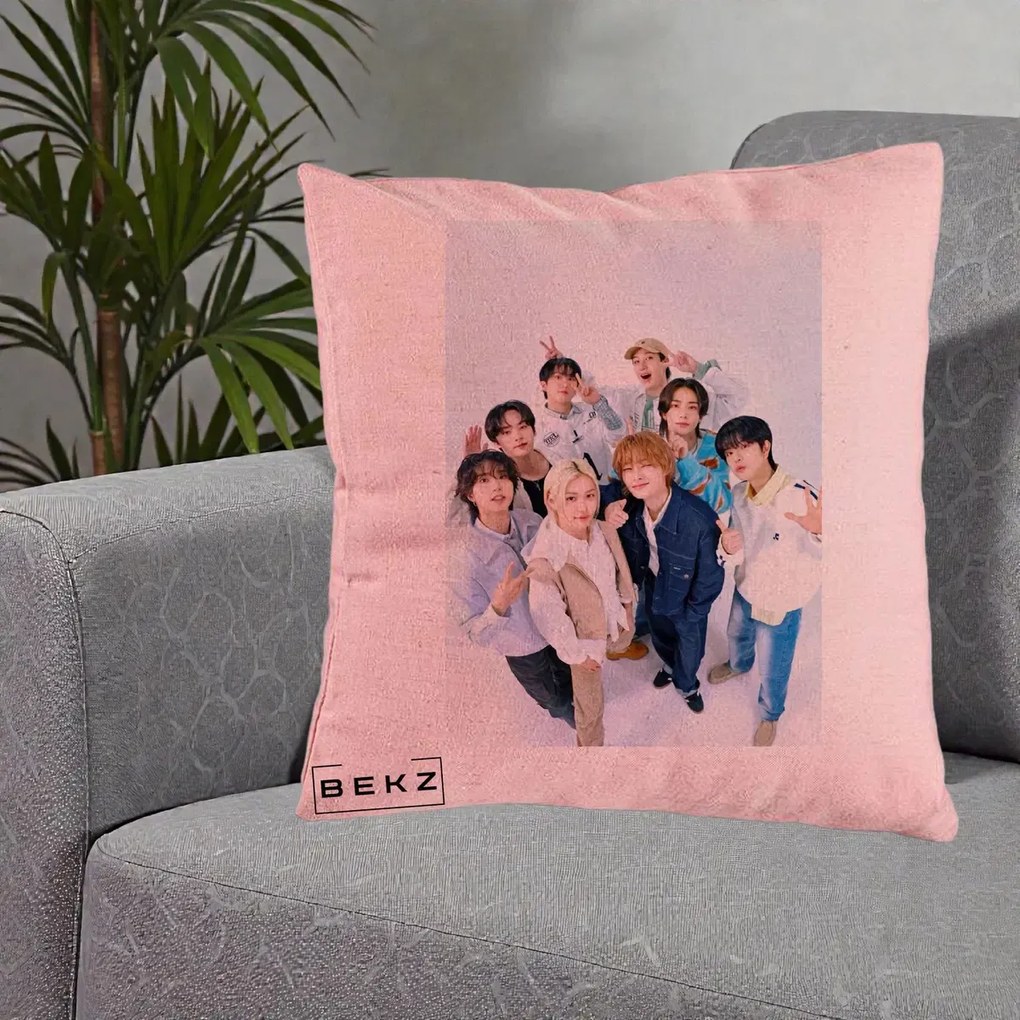 Perna Personalizata K-pop Stray Kids Foto Grup Alb cu 8 Membrii de Sus, 40x40 cm, Roz, Husa Detasabila, Perna Inclusa, BEKZ®