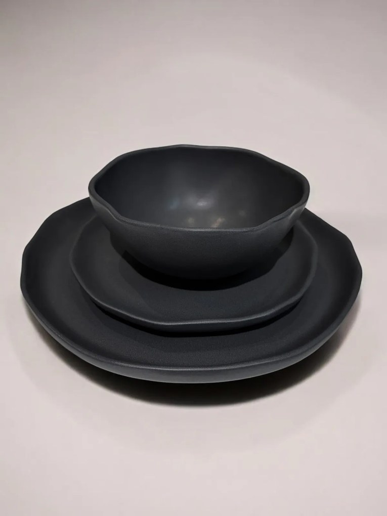 Set Farfurii NOVUM Vulcano 3 piese Negru Mat Carbon (1 Farfurie 26cm, 1 Farfurie 20cm, 1 Bol 480ml) Glazurat Manual