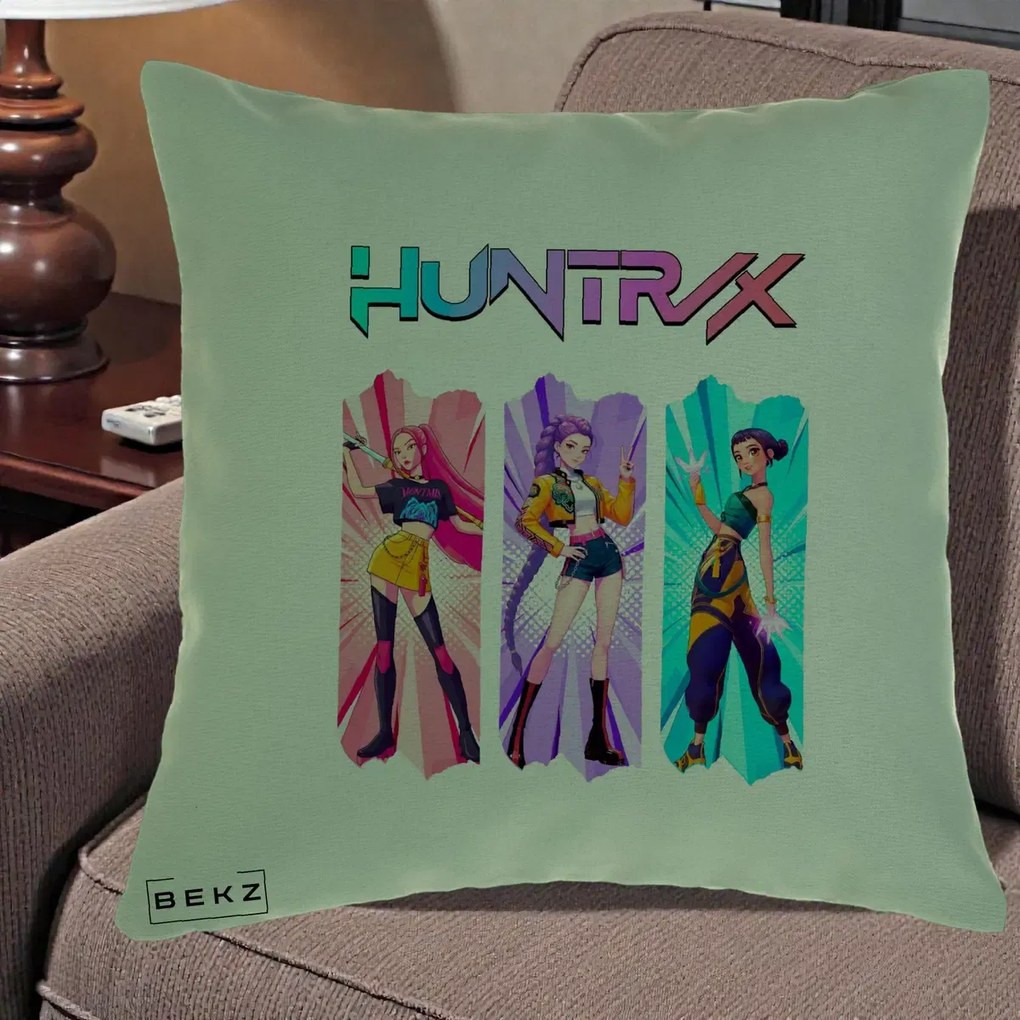 Perna Personalizata K-pop HUNTRX Trio cu Pisica in Benzi, 40x40 cm, Verde, Husa Detasabila, Perna Inclusa, BEKZ®