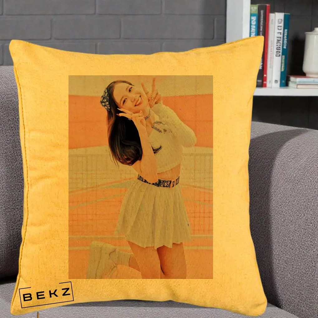 Perna Personalizata K-pop BLACKPINK Nayeon/Jisoo Tenis Alb, 40x40 cm, Galben, Husa Detasabila, Perna Inclusa, BEKZ®