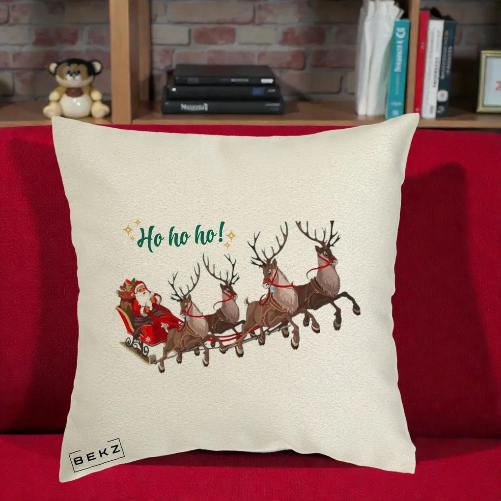 Perna Decorativa Ho Ho Ho Mos Craciun cu Sanie si Reni, 40x40 cm, Ecru, Husa Detasabila, Perna Inclusa, BEKZ®