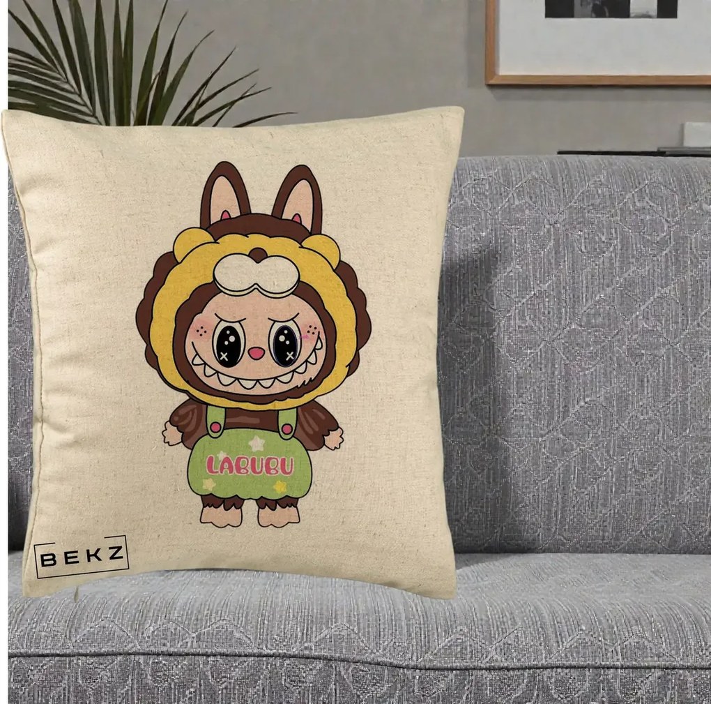 Perna Personalizata Labubu Leu Galben cu Salopeta, 40x40 cm, Bej, Husa Detasabila, Perna Inclusa, BEKZ®