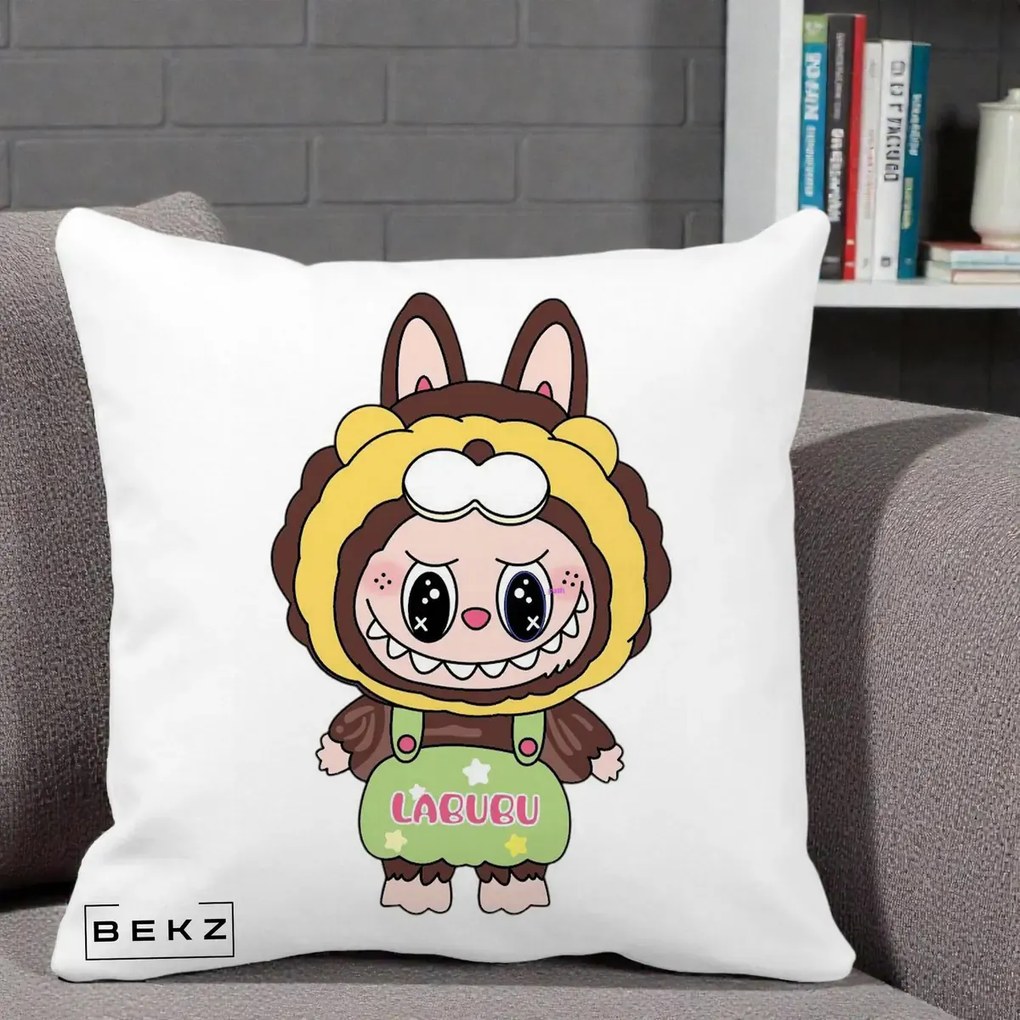 Perna Personalizata Labubu Leu Galben cu Salopeta, 40x40 cm, Alba Mata, Husa Detasabila, Perna Inclusa, BEKZ®