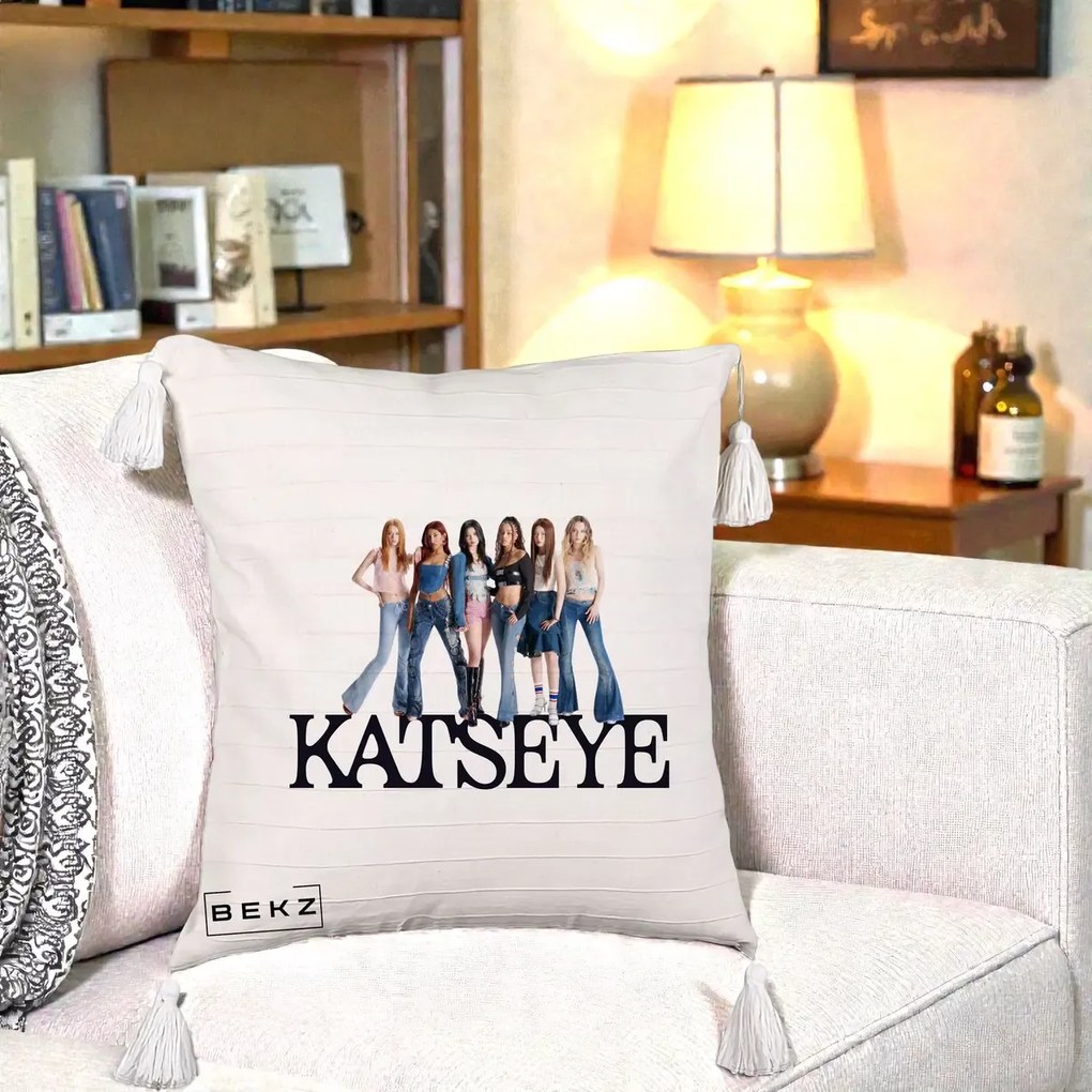 Perna Personalizata K-pop KATSEYE Foto Grup Blugi, 40x40 cm, Bej cu Franjuri, Husa Detasabila, Perna Inclusa, BEKZ®
