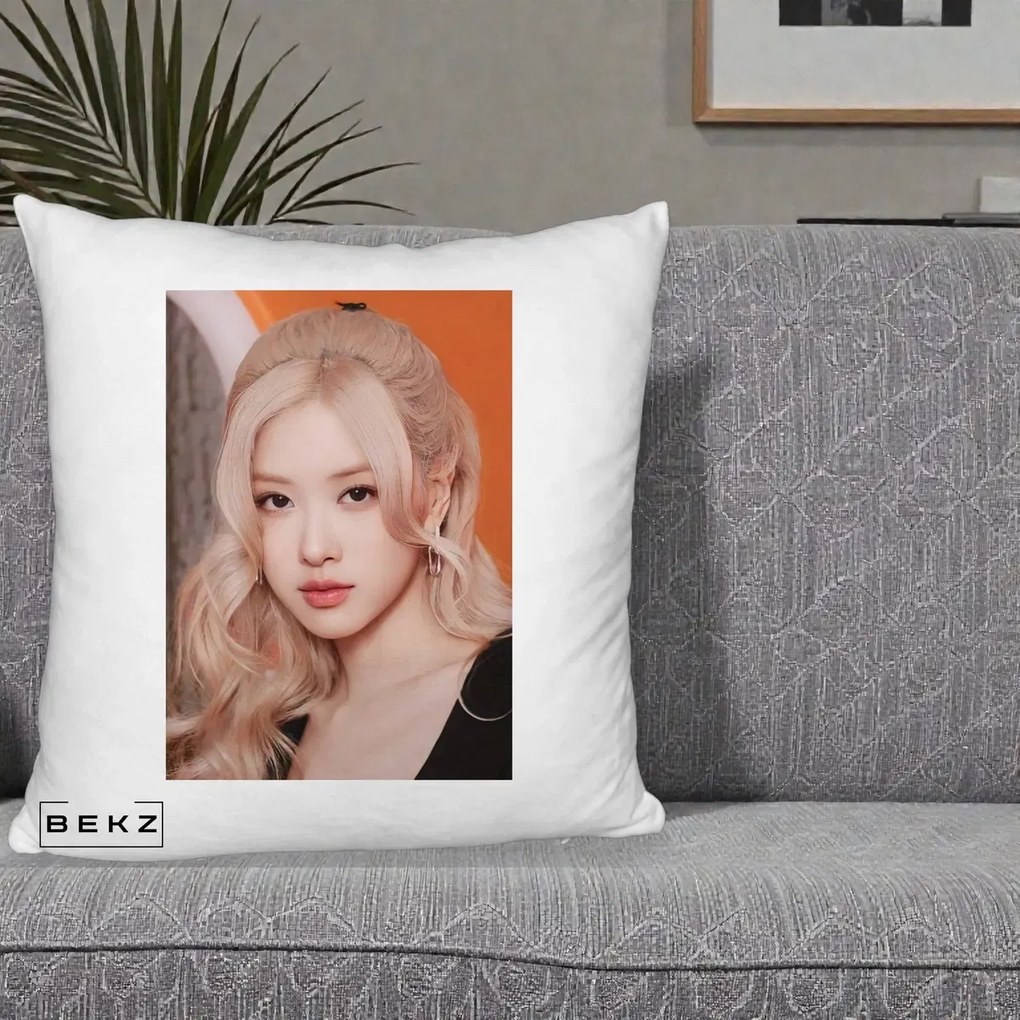 Perna Personalizata K-pop BLACKPINK cu Funda Rosie, 40x40 cm, Alb Pufos, Husa Detasabila, Perna Inclusa, BEKZ®