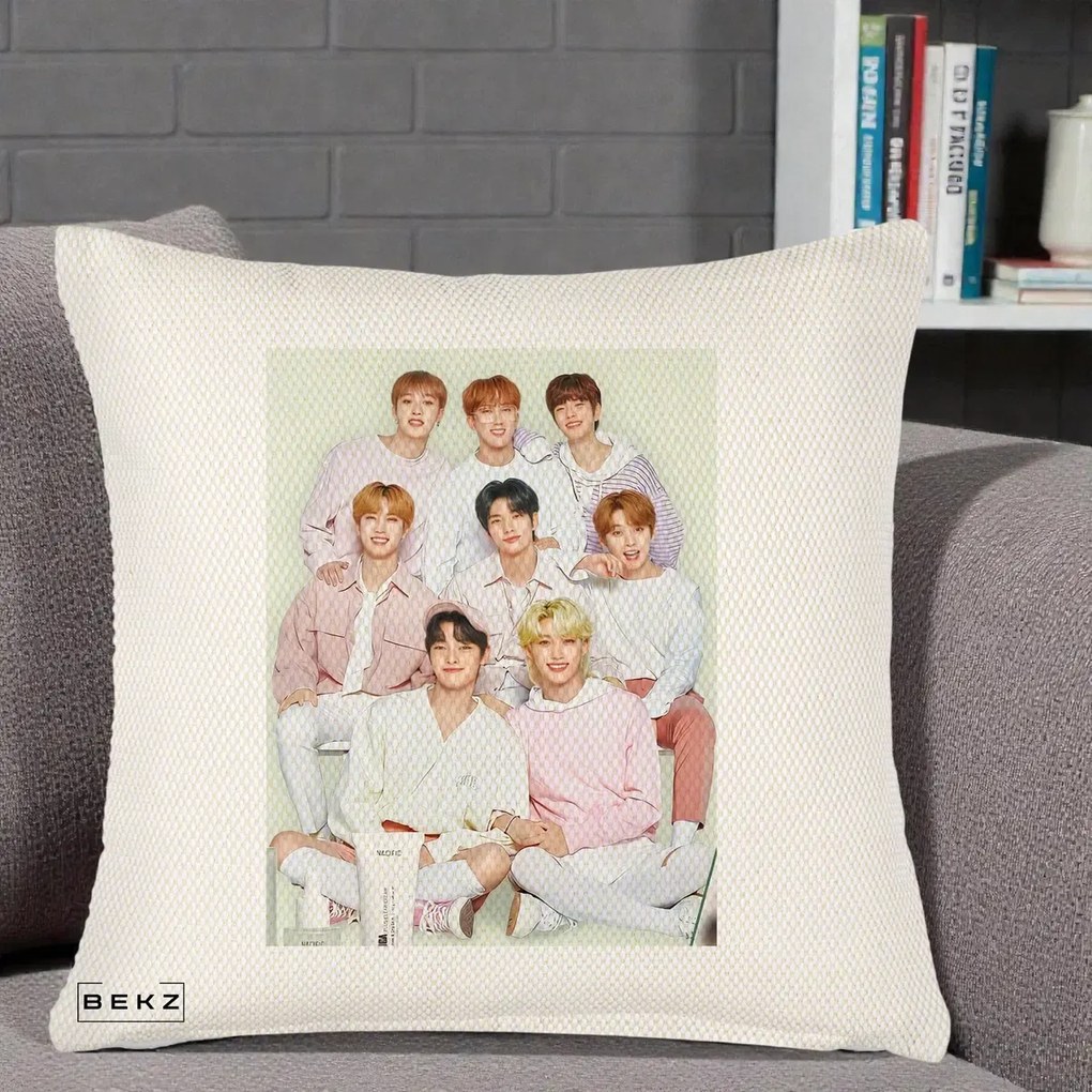Perna Personalizata K-pop Stray Kids Foto Grup Pastel Roz-Alb cu 8 Membrii, 40x40 cm, Crem Reliefat, Husa Detasabila, Perna Inclusa, BEKZ®