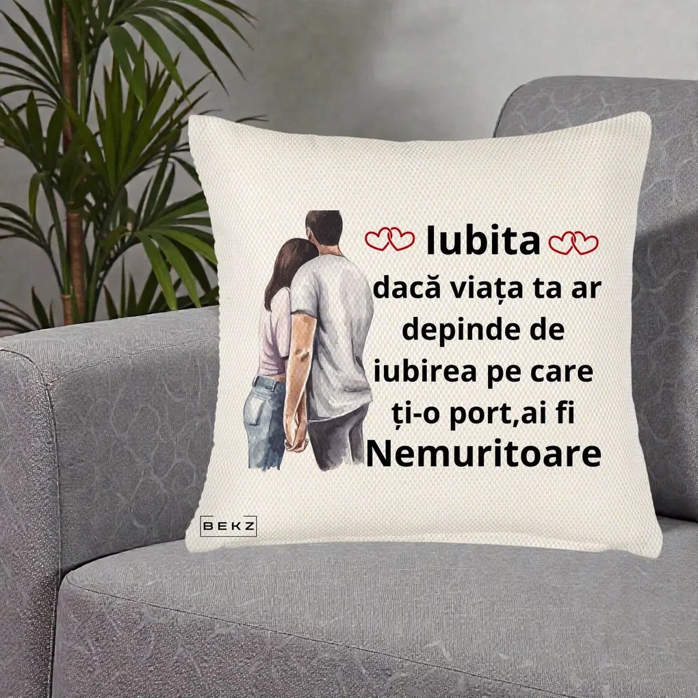 Cadou pentru Iubita - Perna Personalizata Iubita Nemuritoare cu Cuplu Acuarela Roz si Inimi, 40x40 cm, Crem Reliefat, Husa Detasabila, Perna Inclusa, BEKZ®