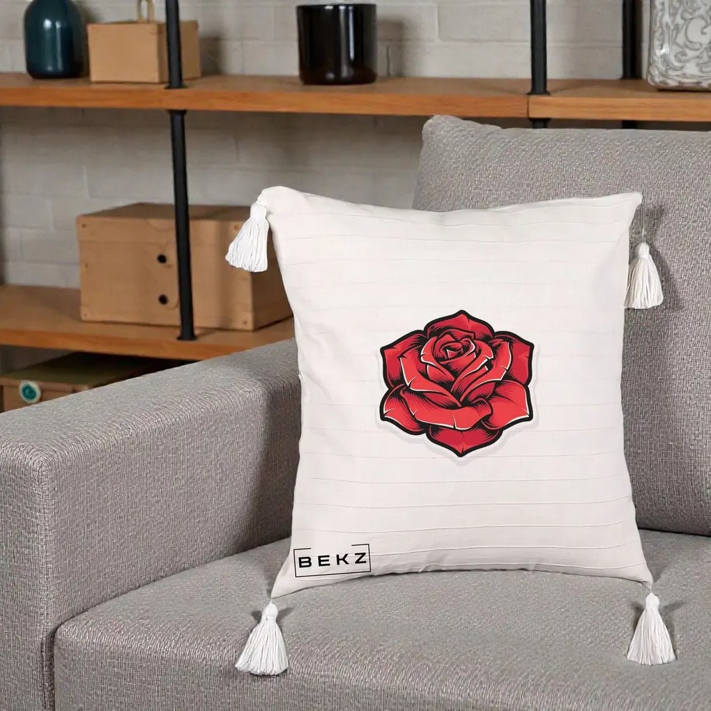 Perna Decorativa Trandafir Rosu Tattoo, 40x40 cm, Bej cu Franjuri, Husa Detasabila, Perna Inclusa, BEKZ®