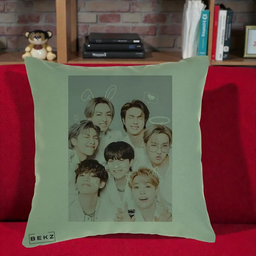 Perna Personalizata K-pop BTS Foto Grup Cute cu Animatii si 7 Membrii, 40x40 cm, Verde, Husa Detasabila, Perna Inclusa, BEKZ®