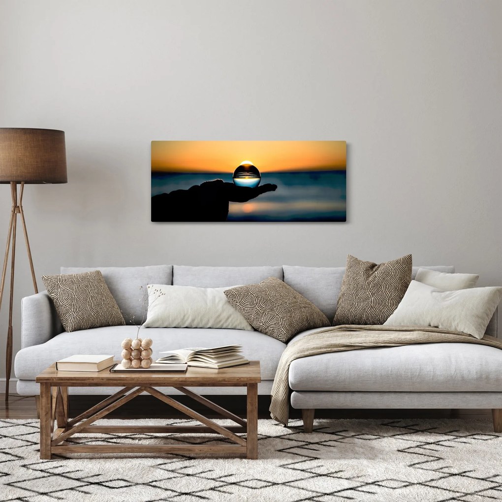 Tabloul cu bilă din sticlă în palmă (120x50 cm)