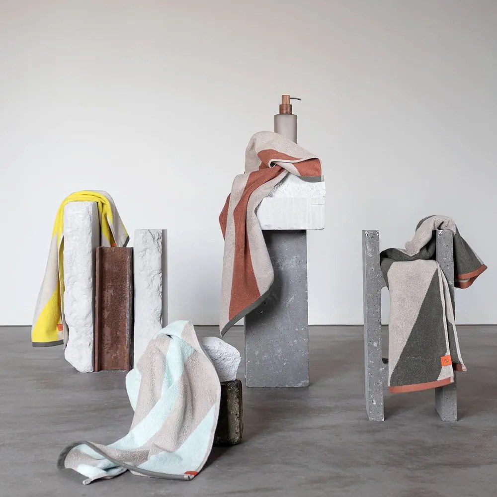 Prosop kaki din bumbac organic din frotir 70x133 cm Diagonal – Mette Ditmer Denmark