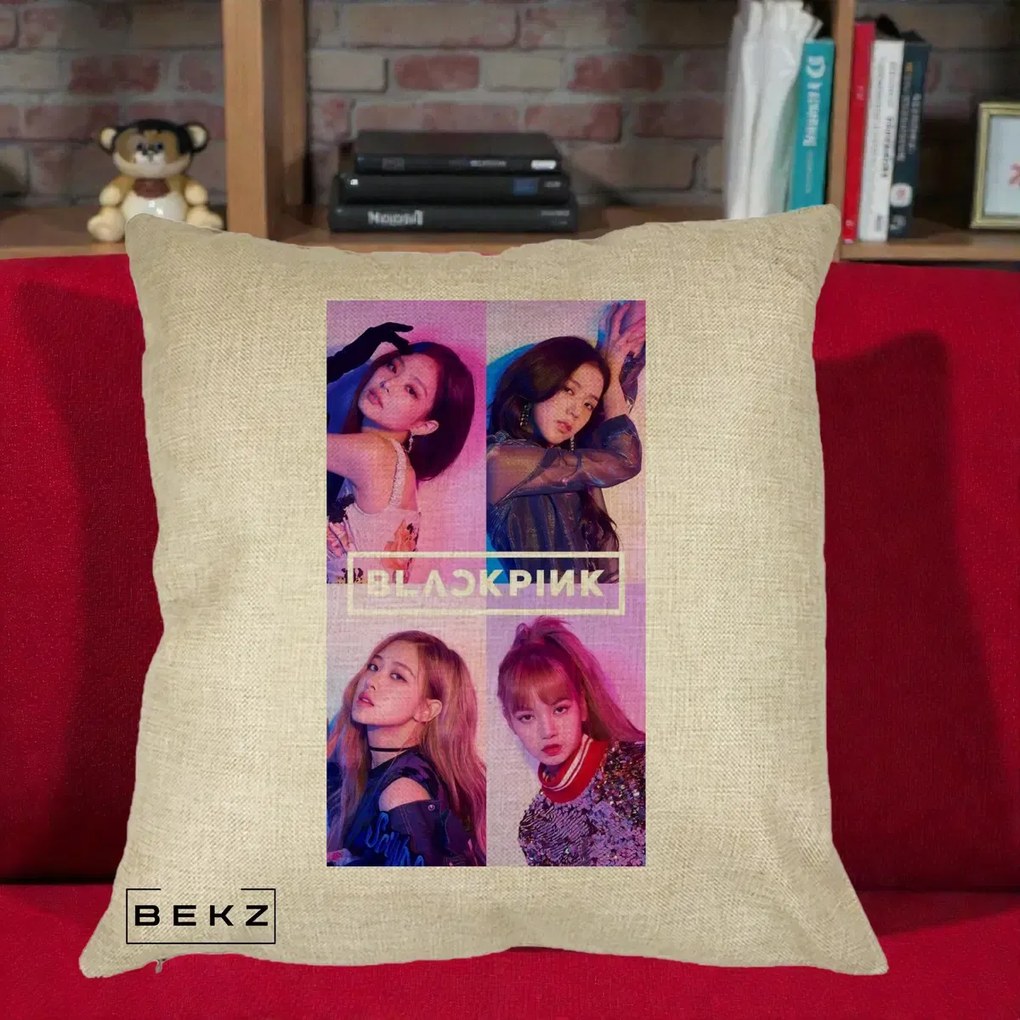 Perna Personalizata K-pop BLACKPINK Poster Colaj 4 Membre Violet Roz, 40x40 cm, Crem, Husa Detasabila, Perna Inclusa, BEKZ®