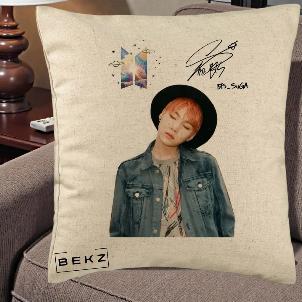 Perna Personalizata K-pop BTS Suga par Portocaliu Palarie Autograf, 40x40 cm, Bej, Husa Detasabila, Perna Inclusa, BEKZ®