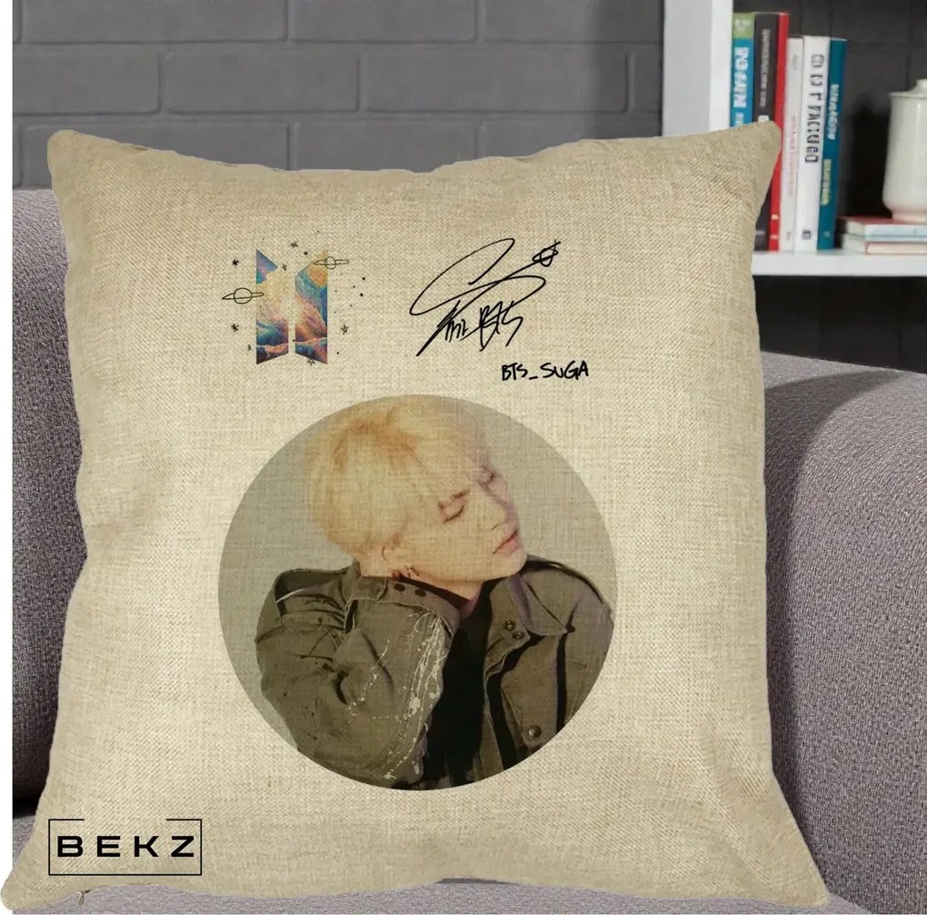 Perna Personalizata K-pop BTS Suga Portret cu Autograf, 40x40 cm, Crem, Husa Detasabila, Perna Inclusa, BEKZ®