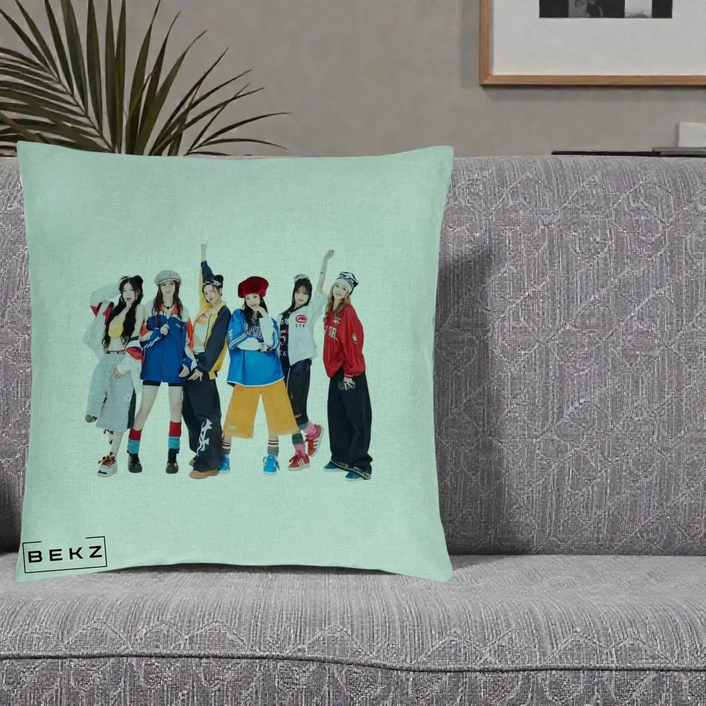 Perna Personalizata Grup K-pop Fete in Picioare Foto, 40x40 cm, Verde Menta, Husa Detasabila, Perna Inclusa, BEKZ®