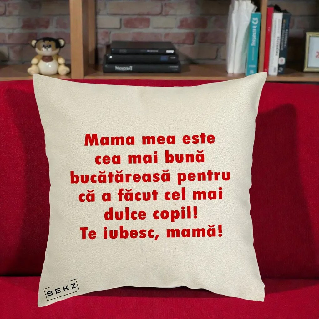 Cadou pentru Mama - Perna Personalizata Mama cea Mai Buna Bucatareasa, 40x40 cm, Ecru, Husa Detasabila, Perna Inclusa, BEKZ®