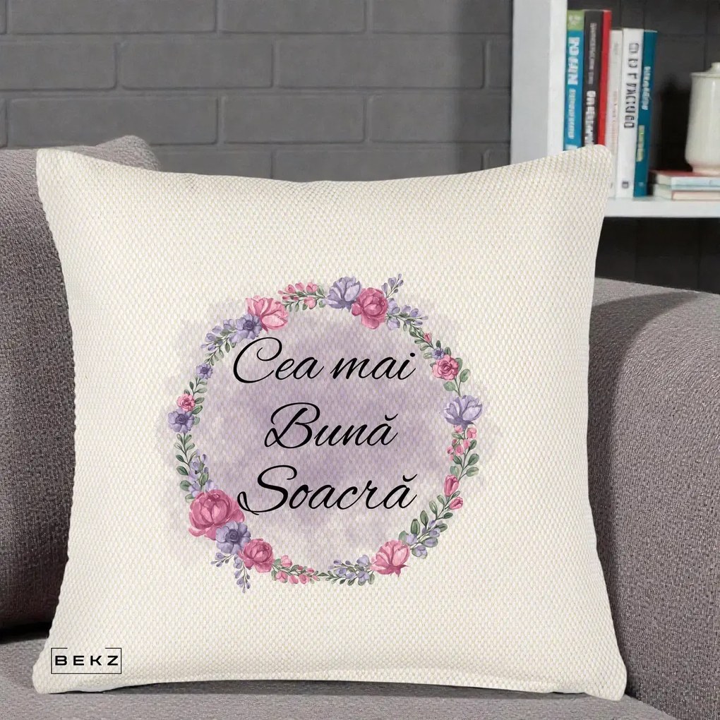 Cadou pentru Soacra - Perna Personalizata Cea mai Buna Soacra cu Coronita Flori Roz si Mov, 40x40 cm, Crem Reliefat, Husa Detasabila, Perna Inclusa, BEKZ®