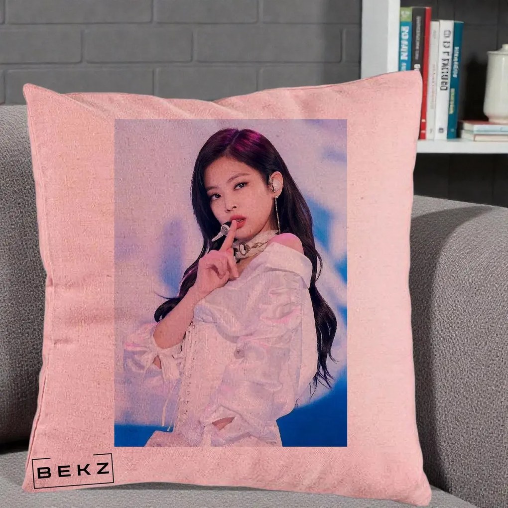 Perna Personalizata K-pop BLACKPINK Jennie Concert Alb cu Microfon, 40x40 cm, Roz, Husa Detasabila, Perna Inclusa, BEKZ®