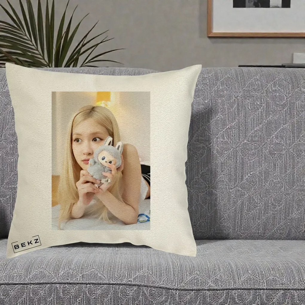 Perna Personalizata K-pop BLACKPINK Rose cu Papusa Iepure, 40x40 cm, Ecru, Husa Detasabila, Perna Inclusa, BEKZ®