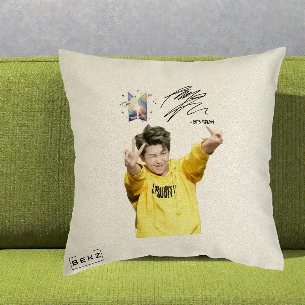 Perna Personalizata K-pop BTS RM Namjoon Hanorac Galben Autograf, 40x40 cm, Ecru, Husa Detasabila, Perna Inclusa, BEKZ®