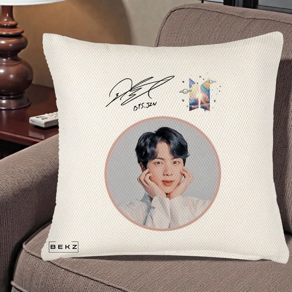 Perna Personalizata K-pop BTS Jin Portret cu Autograf, 40x40 cm, Crem Reliefat, Husa Detasabila, Perna Inclusa, BEKZ®