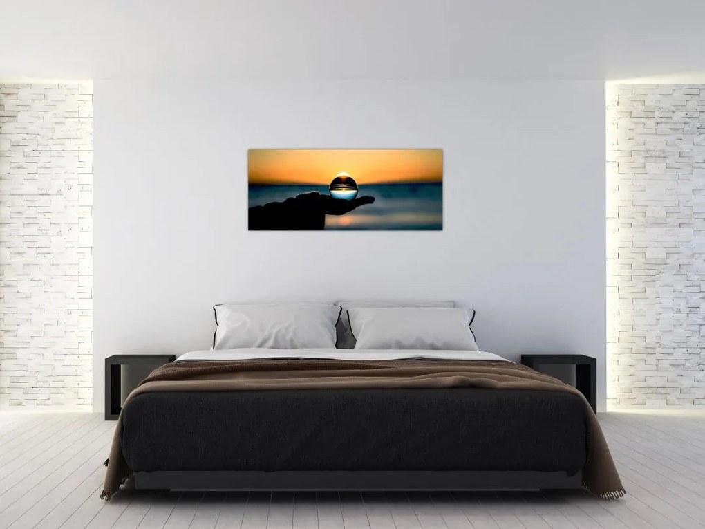Tabloul cu bilă din sticlă în palmă (120x50 cm)