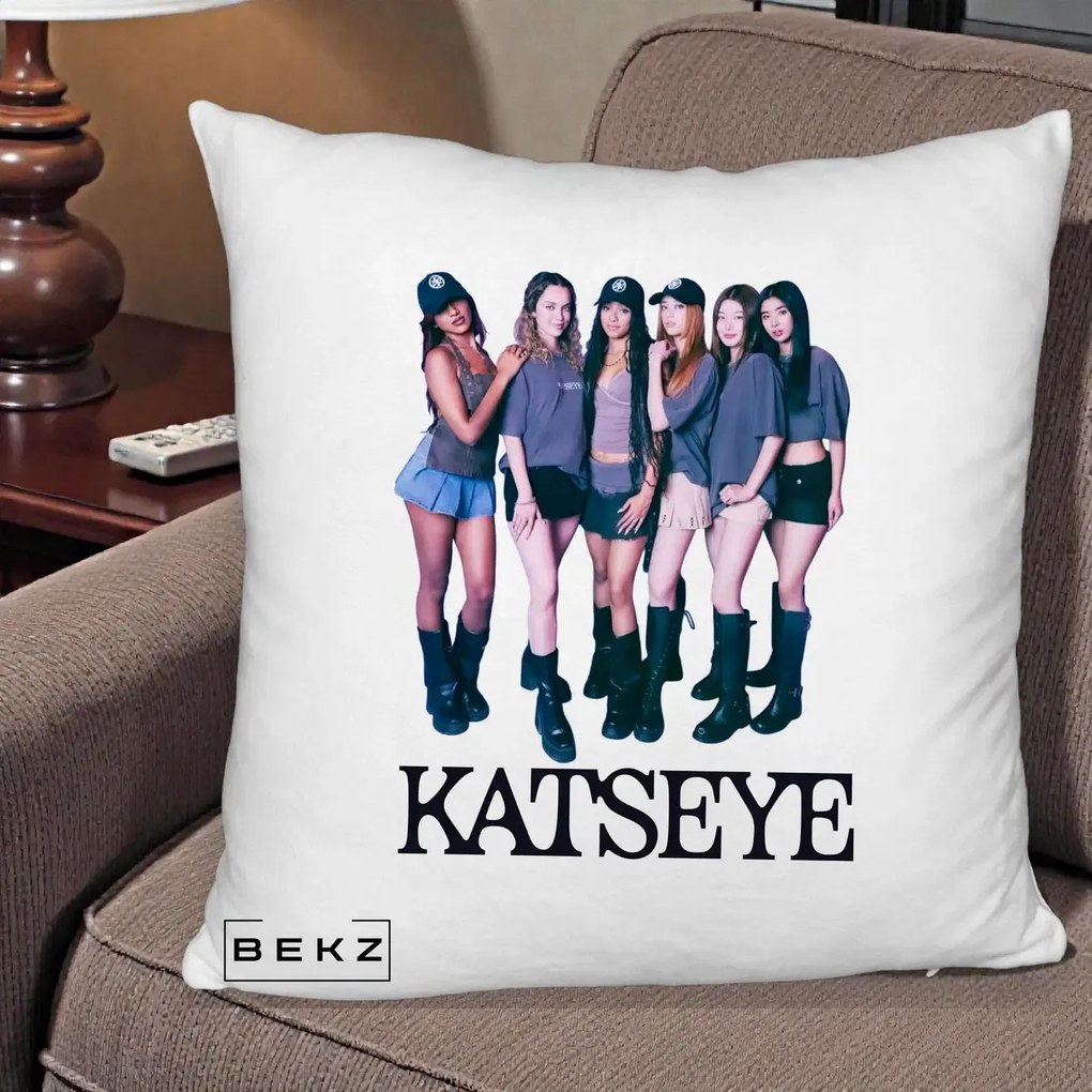 Perna Personalizata K-pop KATSEYE Grup Foto Tinute Gri, 40x40 cm, Alb Pufos, Husa Detasabila, Perna Inclusa, BEKZ®
