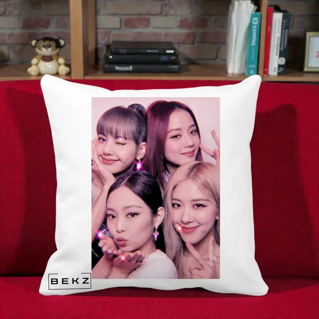 Perna Personalizata K-pop BLACKPINK Foto Grup Selfie Roz cu Glitter, 40x40 cm, Alba Mata, Husa Detasabila, Perna Inclusa, BEKZ®
