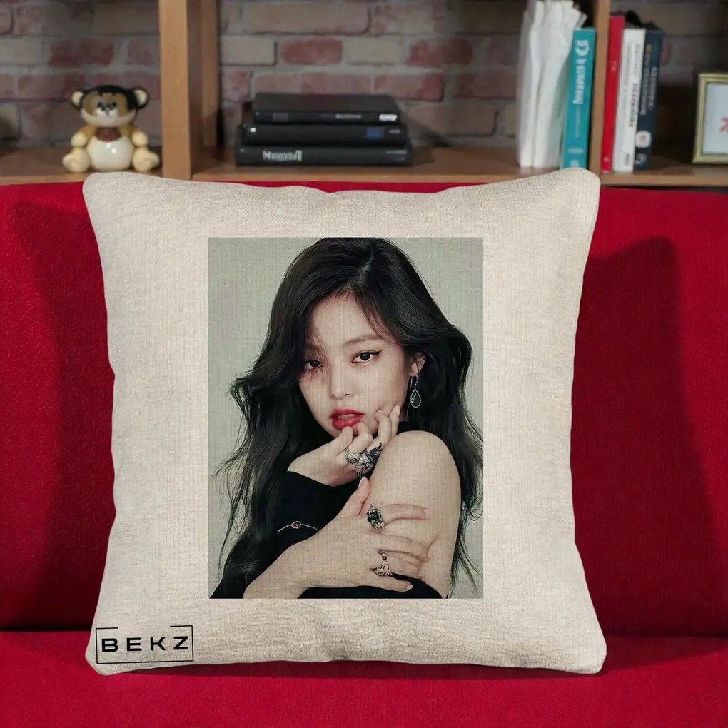 Perna Personalizata K-pop BLACKPINK Jennie Editorial Negru cu Inele, 40x40 cm, Bej Canapea, Husa Detasabila, Perna Inclusa, BEKZ®