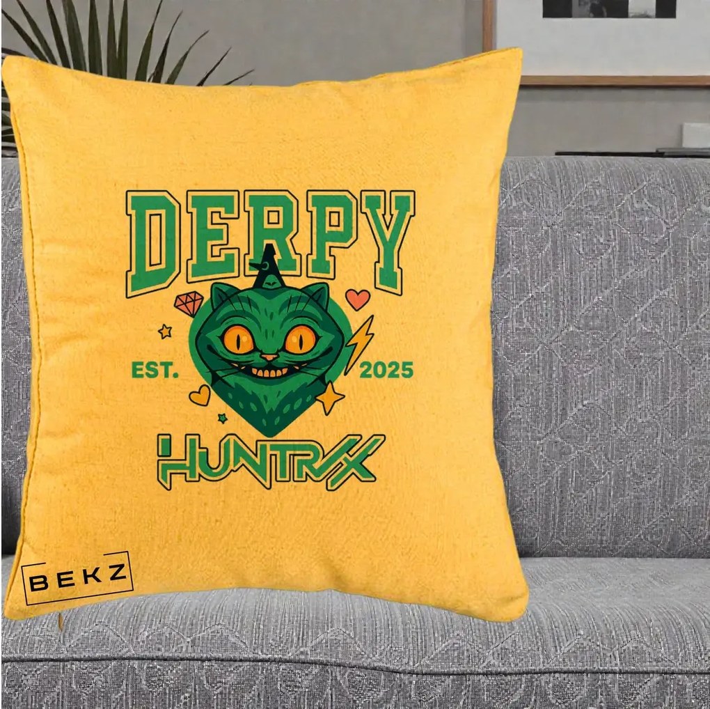 Perna Personalizata K-pop HUNTRX Derpy Pisica Albastra, 40x40 cm, Galben, Husa Detasabila, Perna Inclusa, BEKZ®