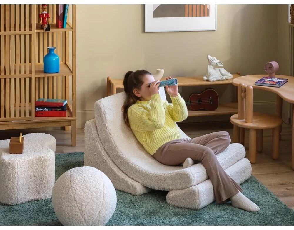 Puf de copii crem cu tapițerie din țesătură bouclé Cloud – Wigiwama