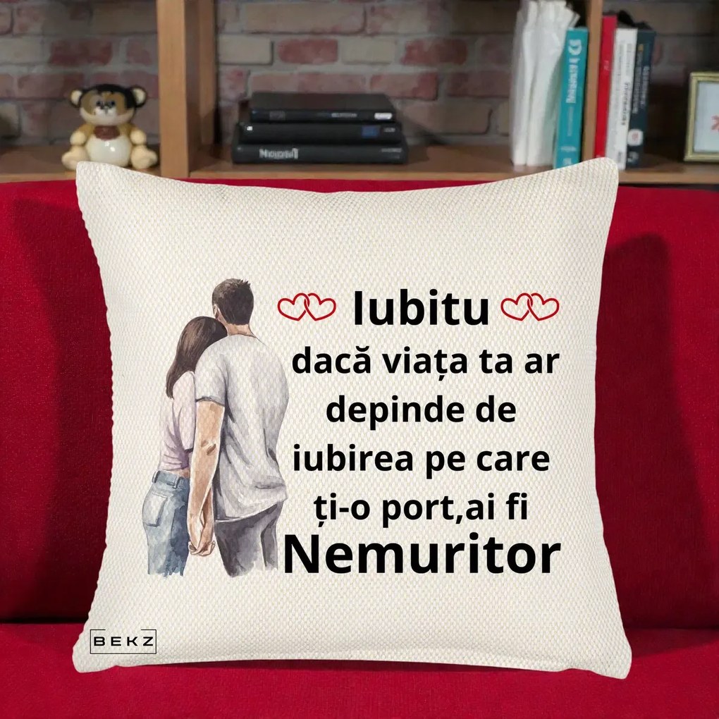 Cadou pentru Iubita - Perna Personalizata Iubitu Nemuritor cu Cuplu Acuarela si Inimi Rosii, 40x40 cm, Crem Reliefat, Husa Detasabila, Perna Inclusa, BEKZ®