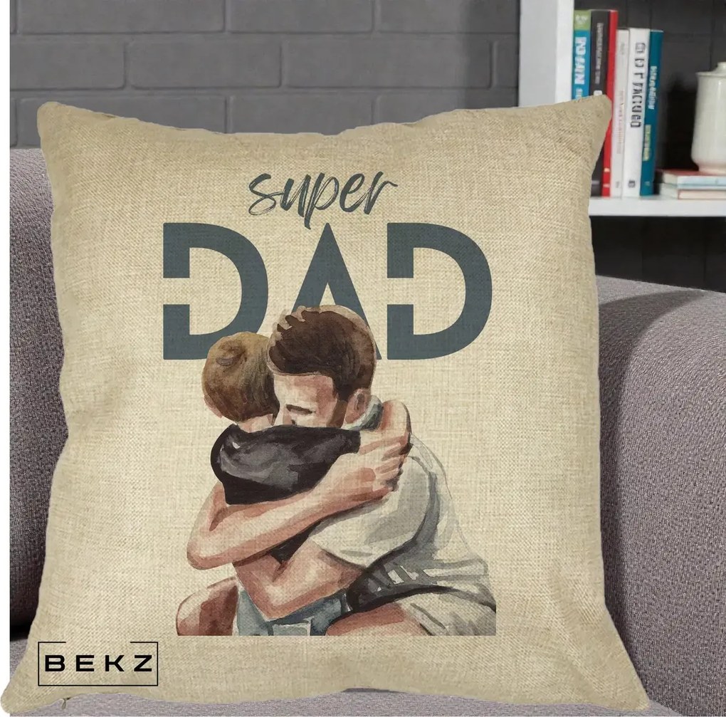 Cadou pentru Tata - Perna Personalizata Super Dad Tata si Fiu Imbratisare, 40x40 cm, Crem, Husa Detasabila, Perna Inclusa, BEKZ®