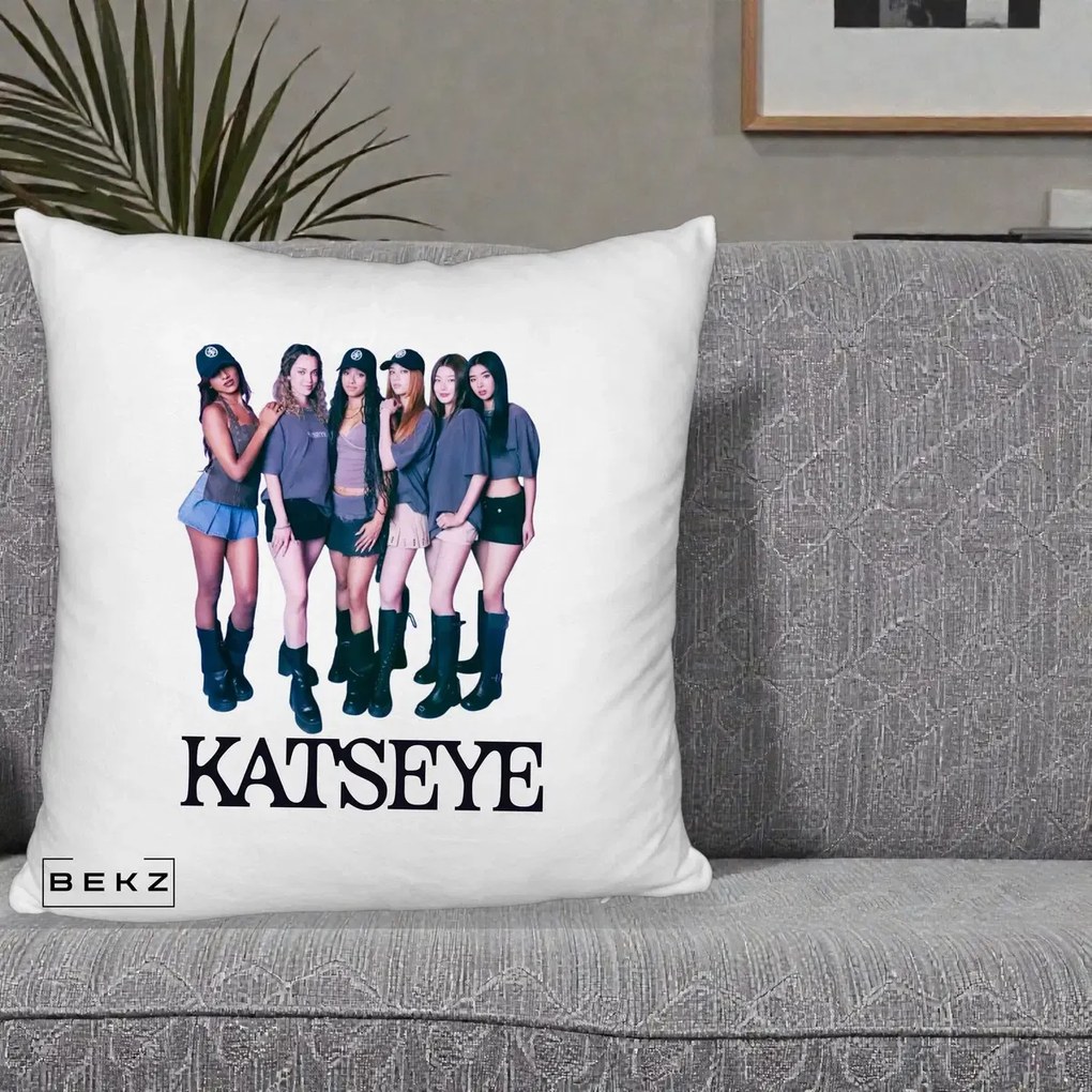 Perna Personalizata K-pop KATSEYE Grup Foto Tinute Gri, 40x40 cm, Alb Pufos, Husa Detasabila, Perna Inclusa, BEKZ®