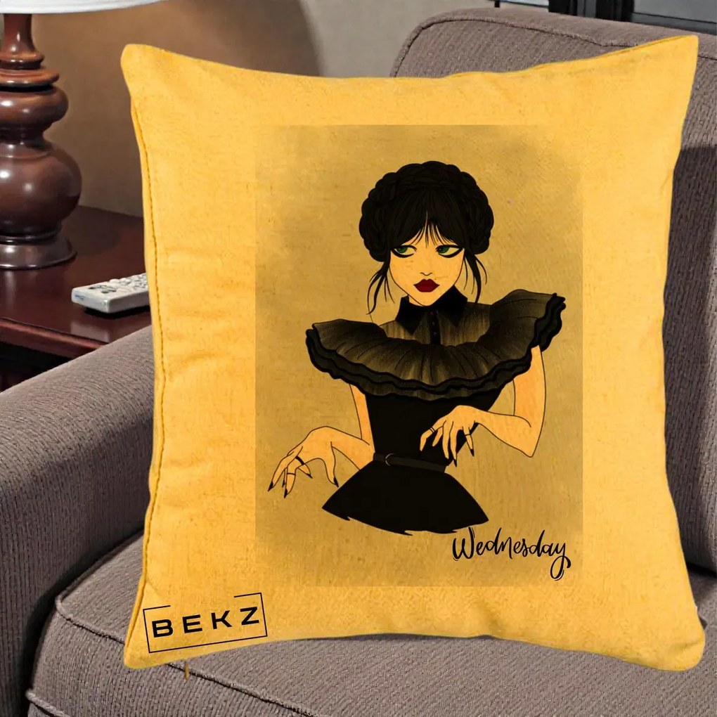Perna Personalizata Wednesday Addams Portret Gotic, 40x40 cm, Galben, Husa Detasabila, Perna Inclusa, BEKZ®