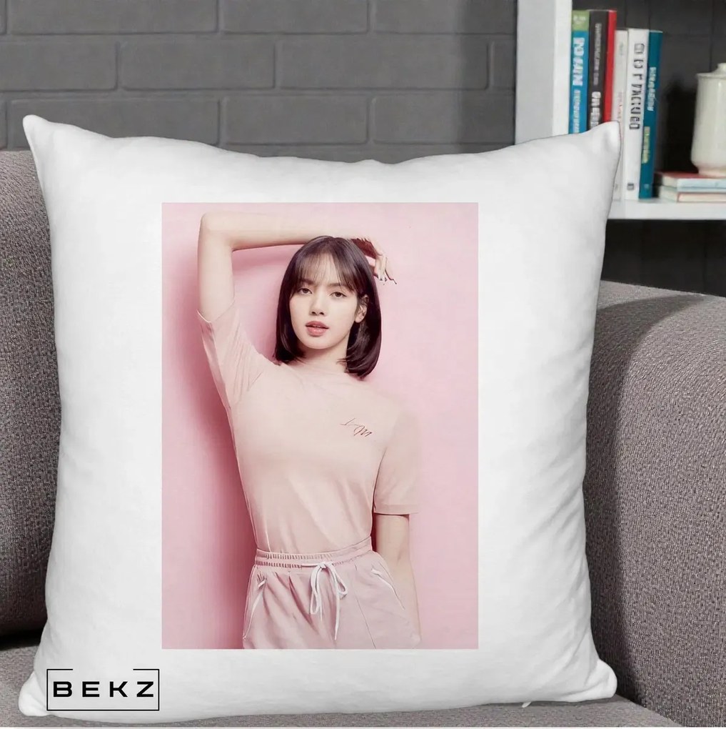 Perna Personalizata K-pop BLACKPINK Lisa Roz, 40x40 cm, Alb Pufos, Husa Detasabila, Perna Inclusa, BEKZ®