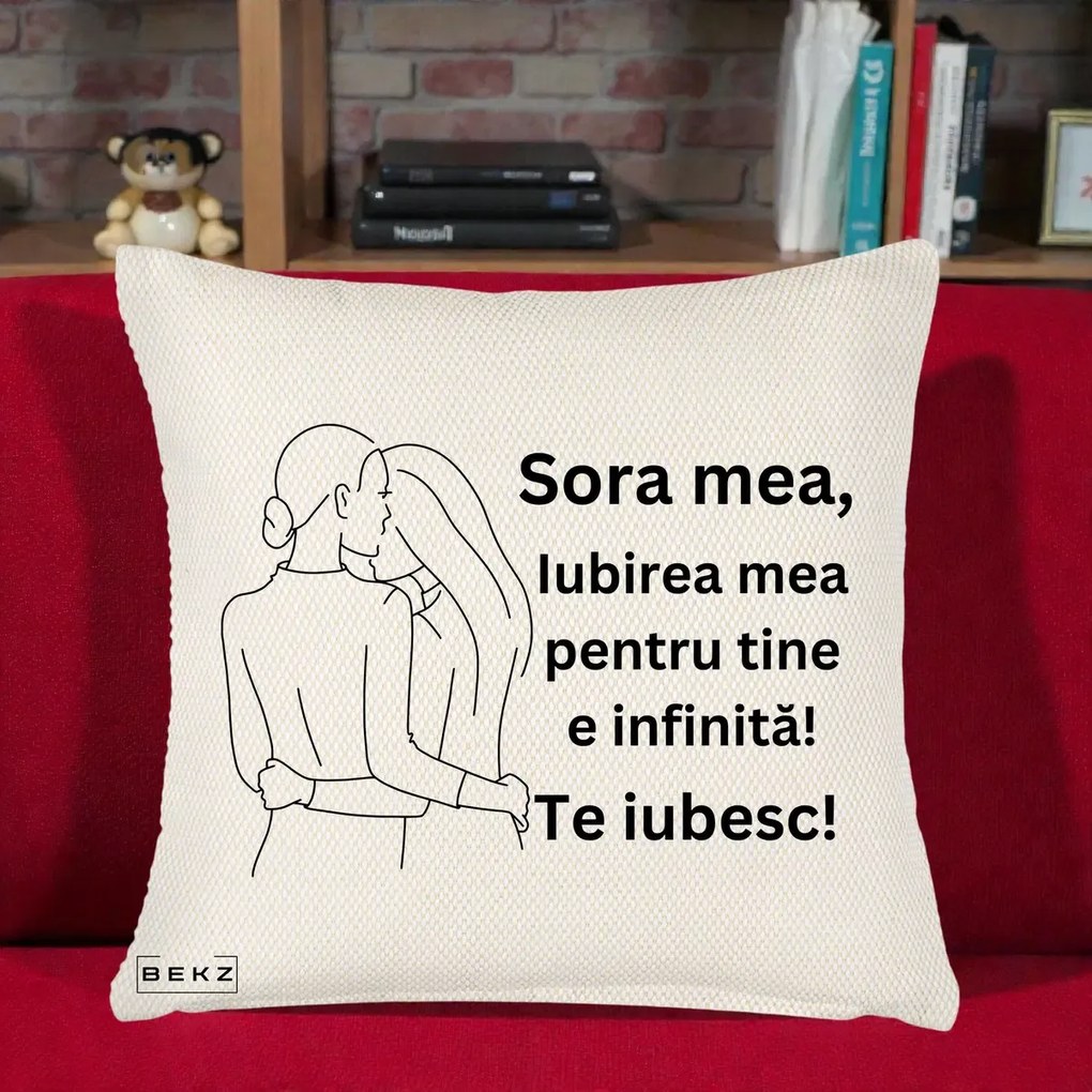 Cadou pentru Sora - Perna Personalizata Sora Mea Te Iubesc Imbratisare din Spate Line Art, 40x40 cm, Crem Reliefat, Husa Detasabila, Perna Inclusa, BEKZ®
