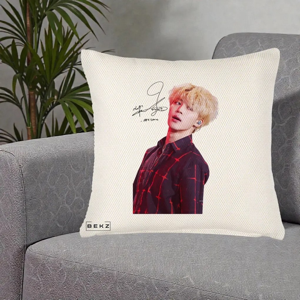 Perna Personalizata K-pop BTS Jimin Portret Artistic par Blond Autograf, 40x40 cm, Crem Reliefat, Husa Detasabila, Perna Inclusa, BEKZ®