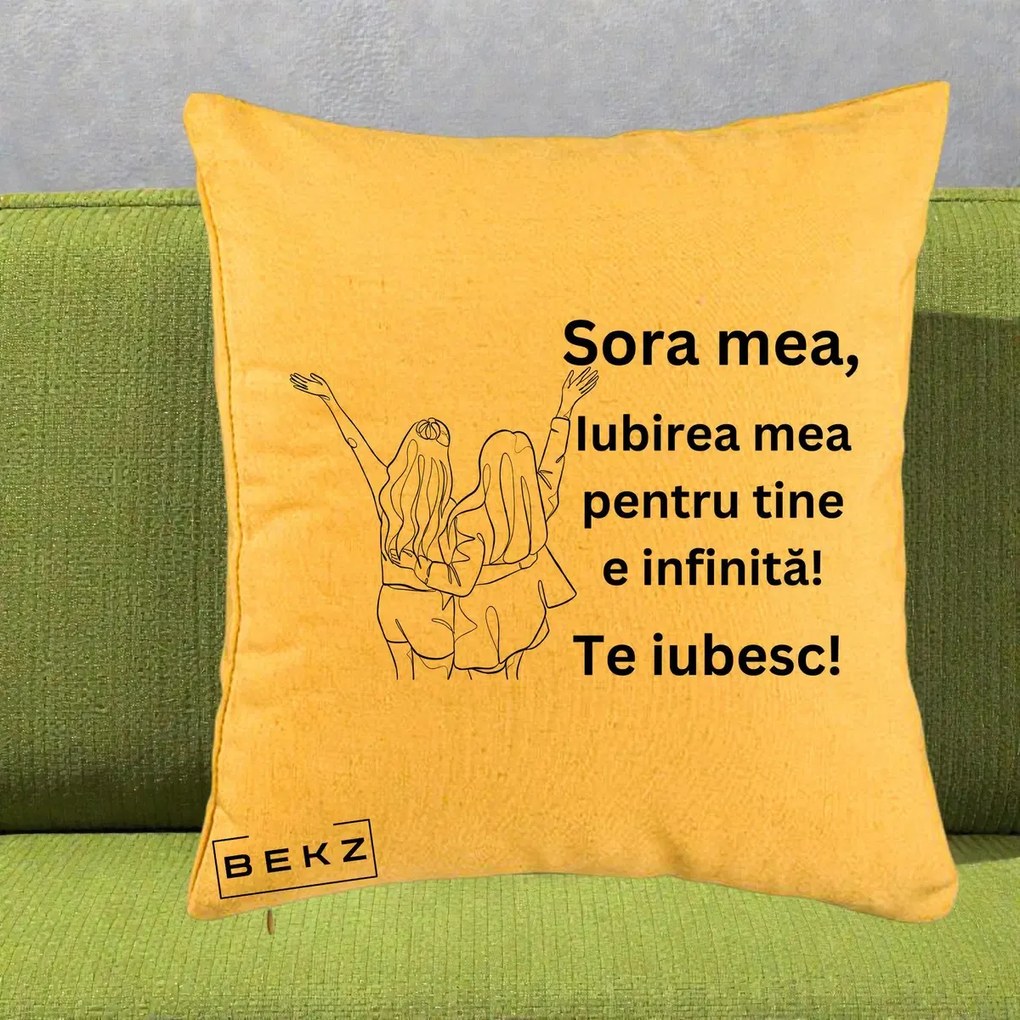 Cadou pentru Sora - Perna Personalizata Sora Mea Te Iubesc Line Art Doua Fete cu Brate Ridicate, 40x40 cm, Galben, Husa Detasabila, Perna Inclusa, BEKZ®