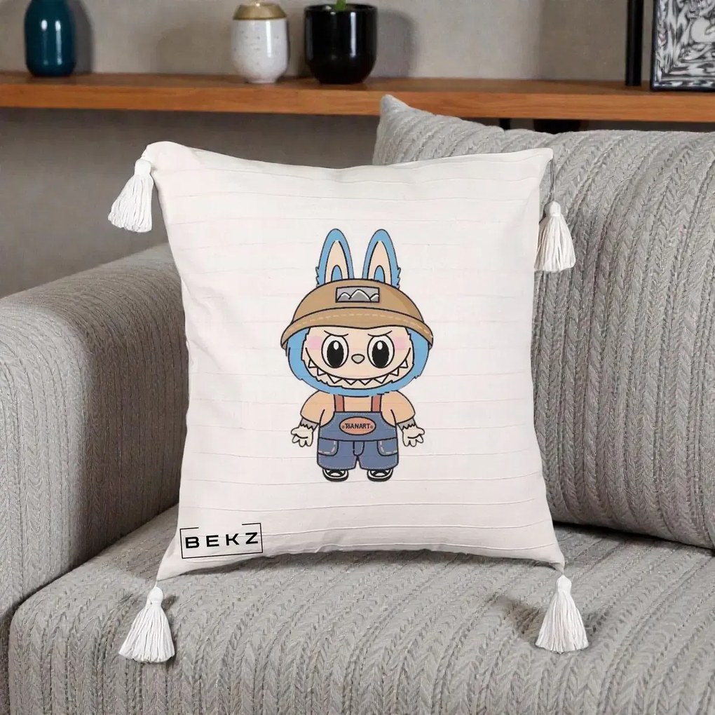 Perna Personalizata Labubu Toanart Blugi, 40x40 cm, Bej cu Franjuri, Husa Detasabila, Perna Inclusa, BEKZ®