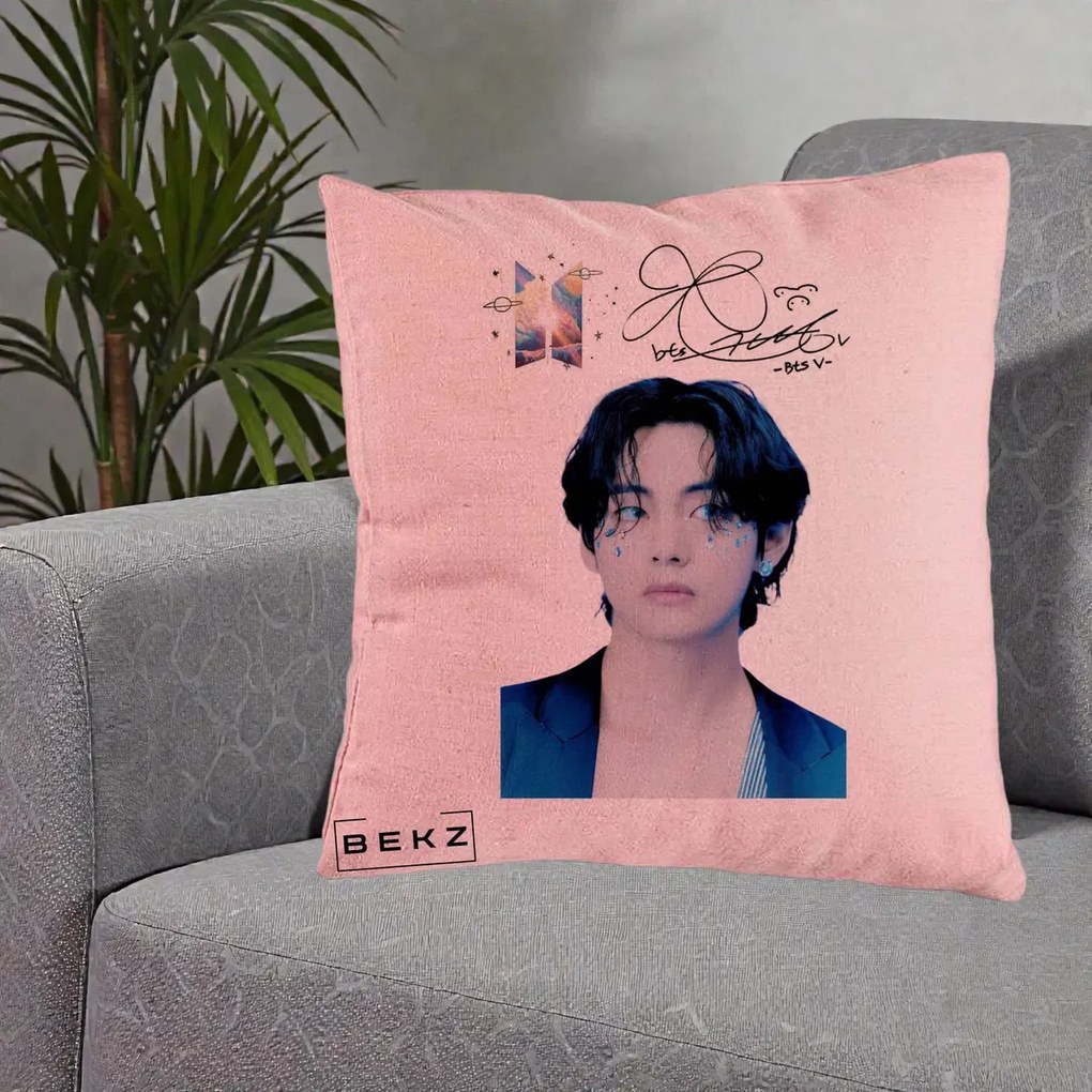 Perna Personalizata K-pop BTS V Taehyung Portret cu Autograf, 40x40 cm, Roz, Husa Detasabila, Perna Inclusa, BEKZ®
