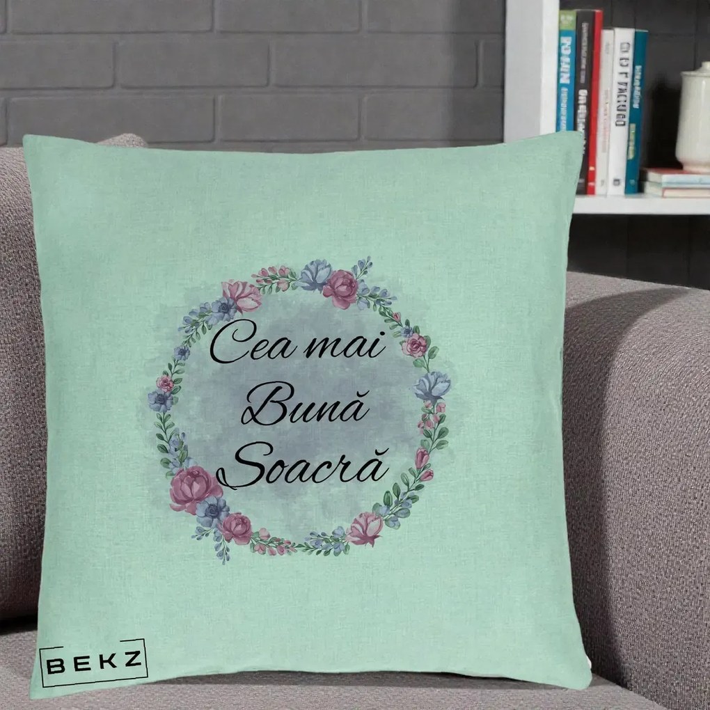 Cadou pentru Soacra - Perna Personalizata Cea mai Buna Soacra cu Coronita Flori Roz si Mov, 40x40 cm, Verde Menta, Husa Detasabila, Perna Inclusa, BEKZ®