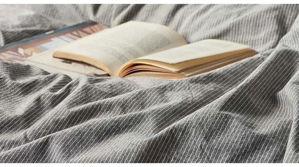 LENJERIE DE PAT NATURAL STRIPES, 2 PERSOANE, CEARCEAF PAT 240X260 CM, HUSA PILOTA 200X220 CM, 2 FETE PERNA 50X70 CM, 100% BUMBAC CU ASPECT DE IN, SISTEM INCHIDERE NASTURI, GRI/ALB