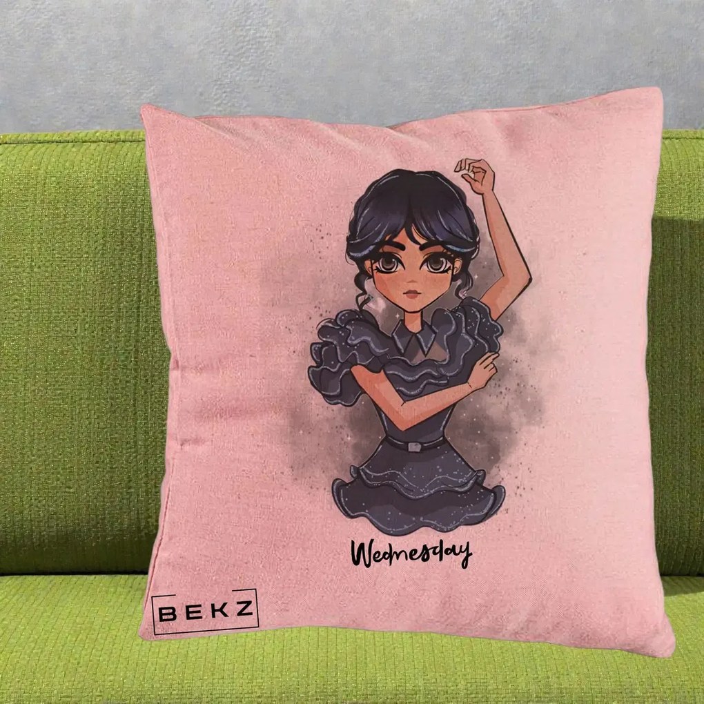 Perna Personalizata Wednesday Addams Dancing Queen, 40x40 cm, Roz, Husa Detasabila, Perna Inclusa, BEKZ®