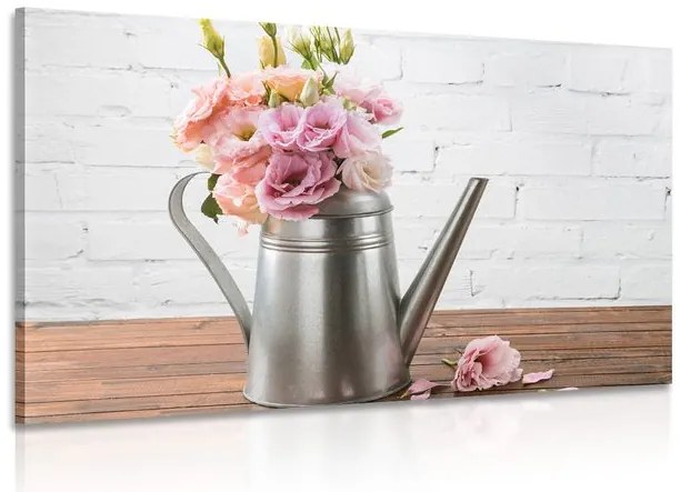 Tablou buchet de flori în stropitoare