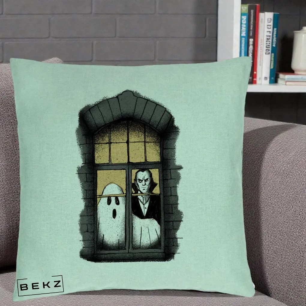 Perna Decorativa Halloween Fantoma si Dracula la Fereastra, 40x40 cm, Verde Menta, Husa Detasabila, Perna Inclusa, BEKZ®