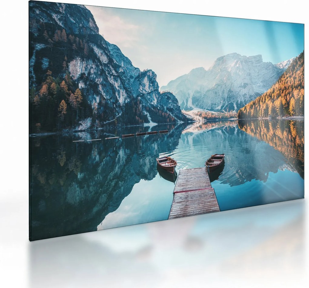 Tablou pe sticlă - Bărci pe Lacul Braies (70x50 cm)