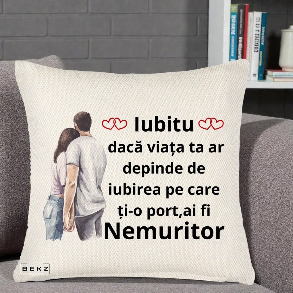 Cadou pentru Iubita - Perna Personalizata Iubitu Nemuritor cu Cuplu Acuarela si Inimi Rosii, 40x40 cm, Crem Reliefat, Husa Detasabila, Perna Inclusa, BEKZ®