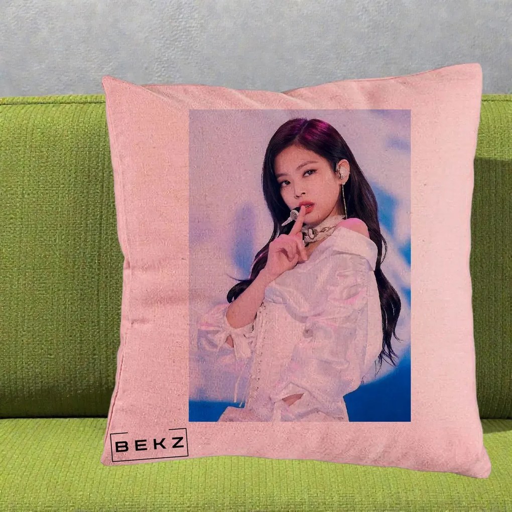 Perna Personalizata K-pop BLACKPINK Jennie Concert Alb cu Microfon, 40x40 cm, Roz, Husa Detasabila, Perna Inclusa, BEKZ®