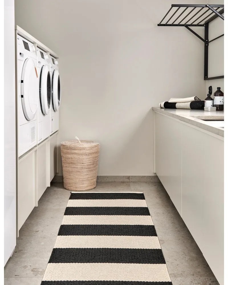 Covor tip traversă pentru interior și exterior alb-negru 70x150 cm Bob Black Vanilla – Pappelina